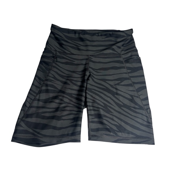 Black & gray zebra animal print biker shorts with side pockets - Picture 1 of 6